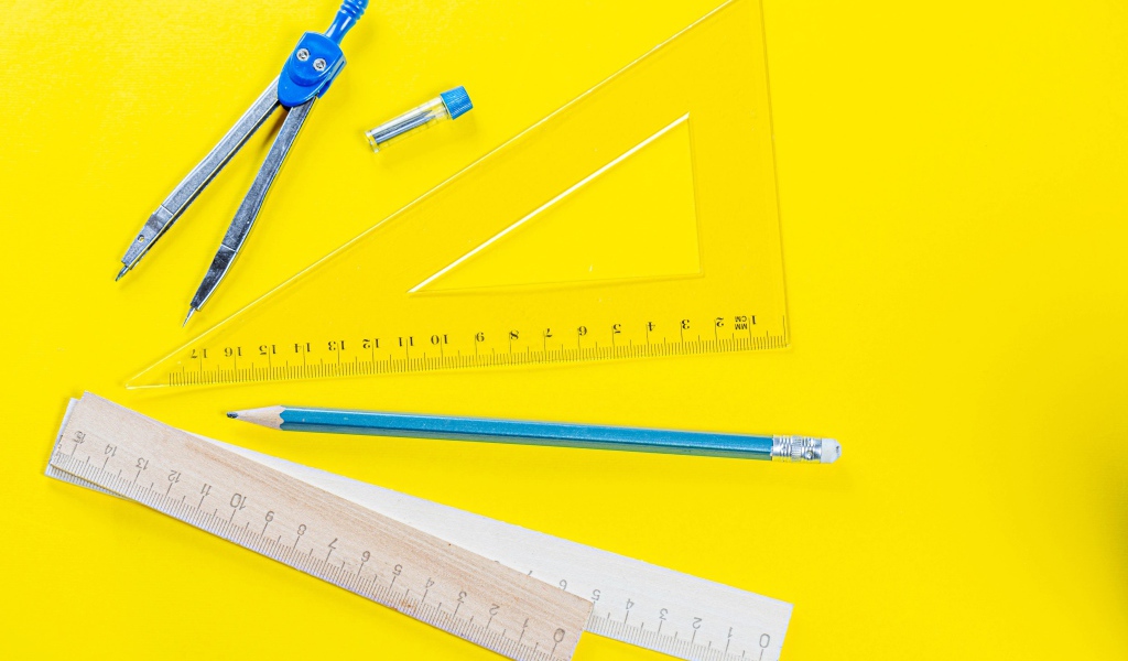 Канцелярские предметы на желтом фоне