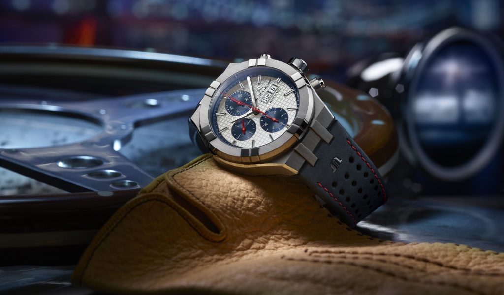 Стильные мужские часы Maurice Lacroi лежит на столе 