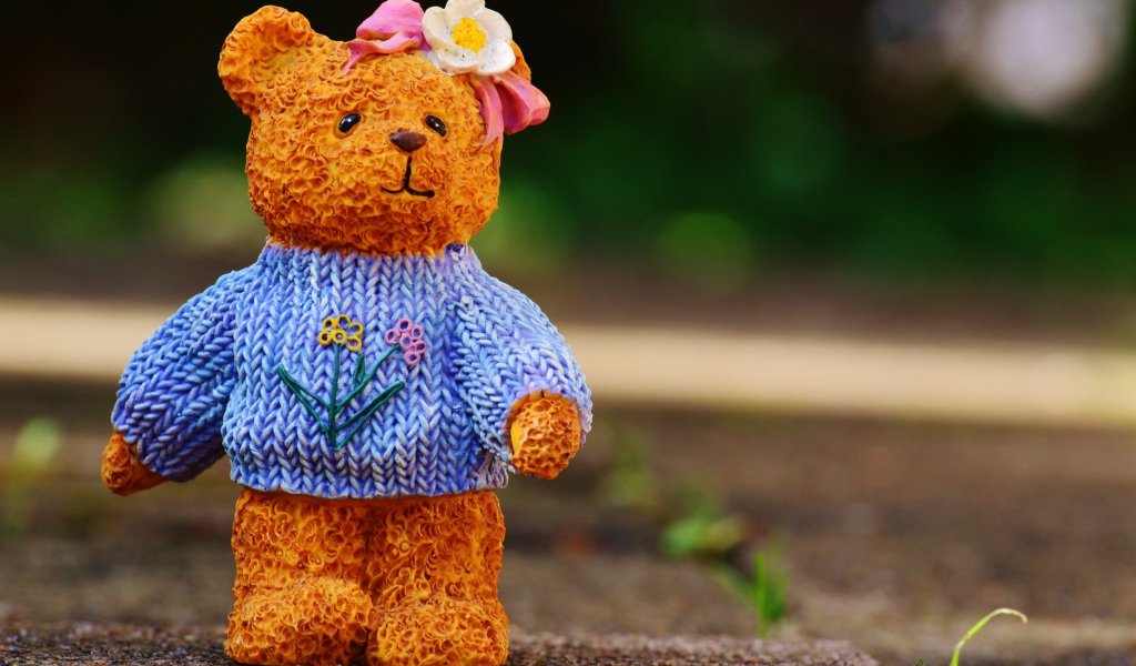 Фигурка медвежонка на земле 