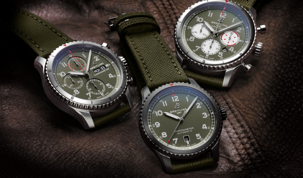 Трое мужских часов Breitling на кожаной куртке