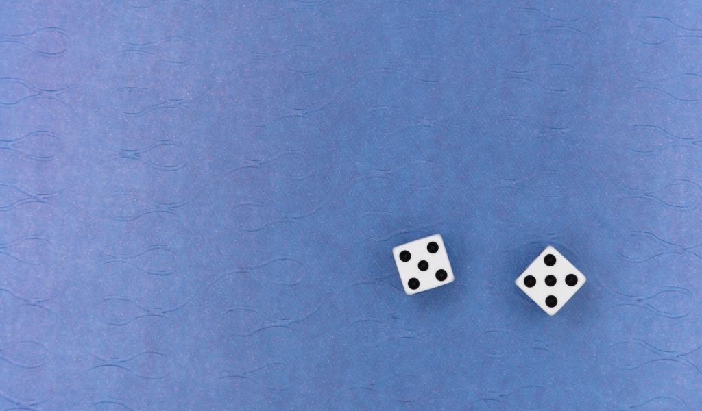 Две игральные кости на синем фоне