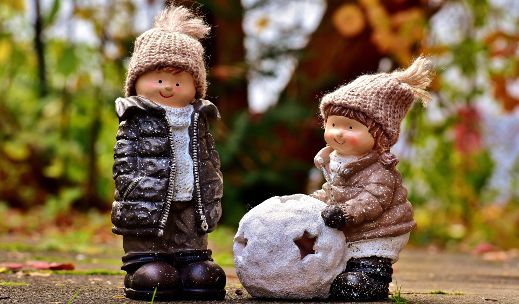 Две садовые статуэтки девочки и мальчика 