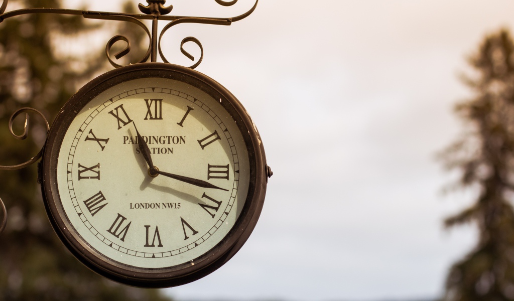 Старинные уличные часы показывают время 