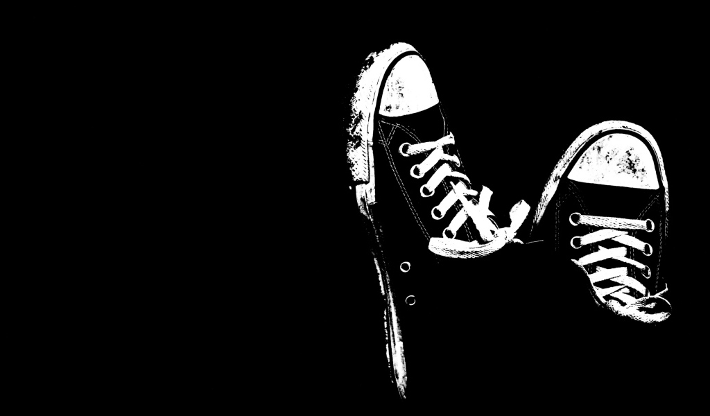 Белые кеды на черном фоне 