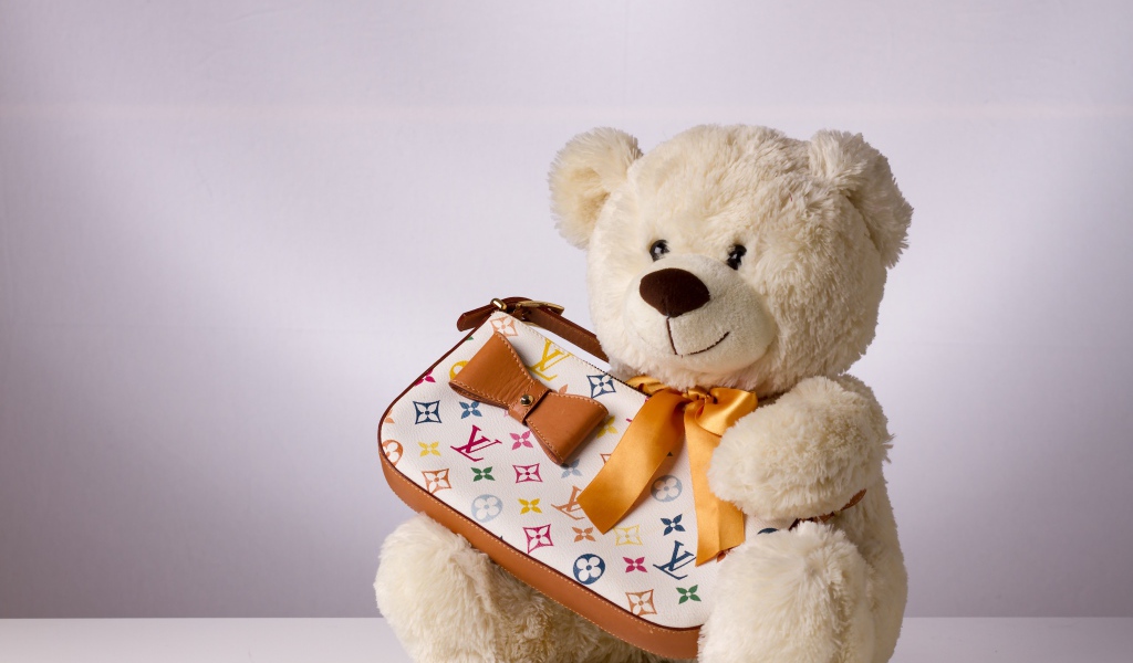 Белый плюшевый медведь с сумочкой