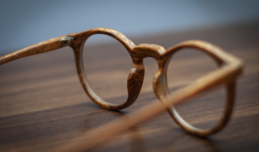 Очки в деревянной оправе на столе