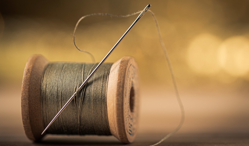 Деревянная катушка с нитками и иголкой 