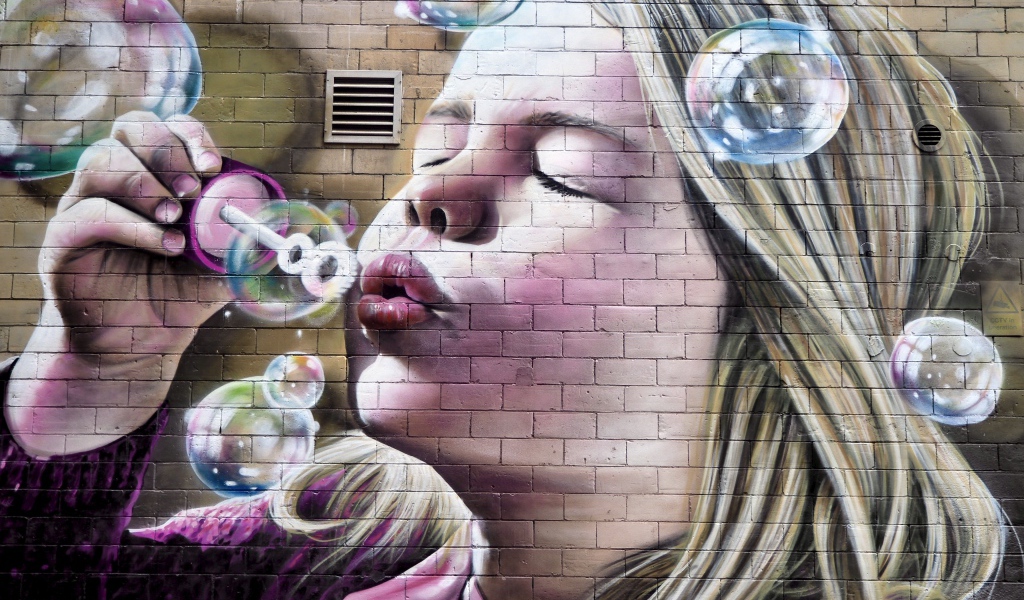 Девочка с мыльными пузырями нарисована на стене 