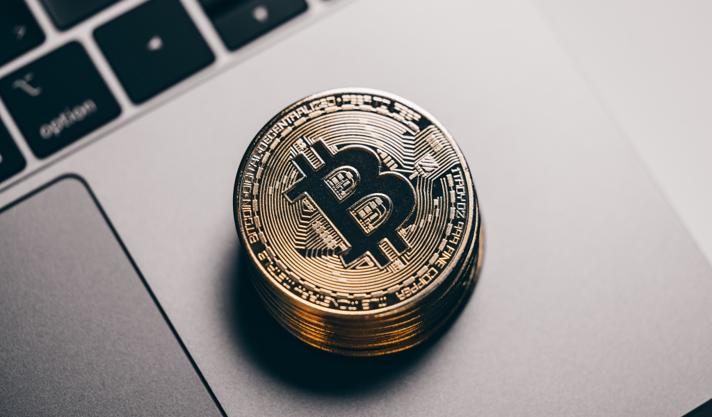 Монеты биткоин лежат на ноутбуке