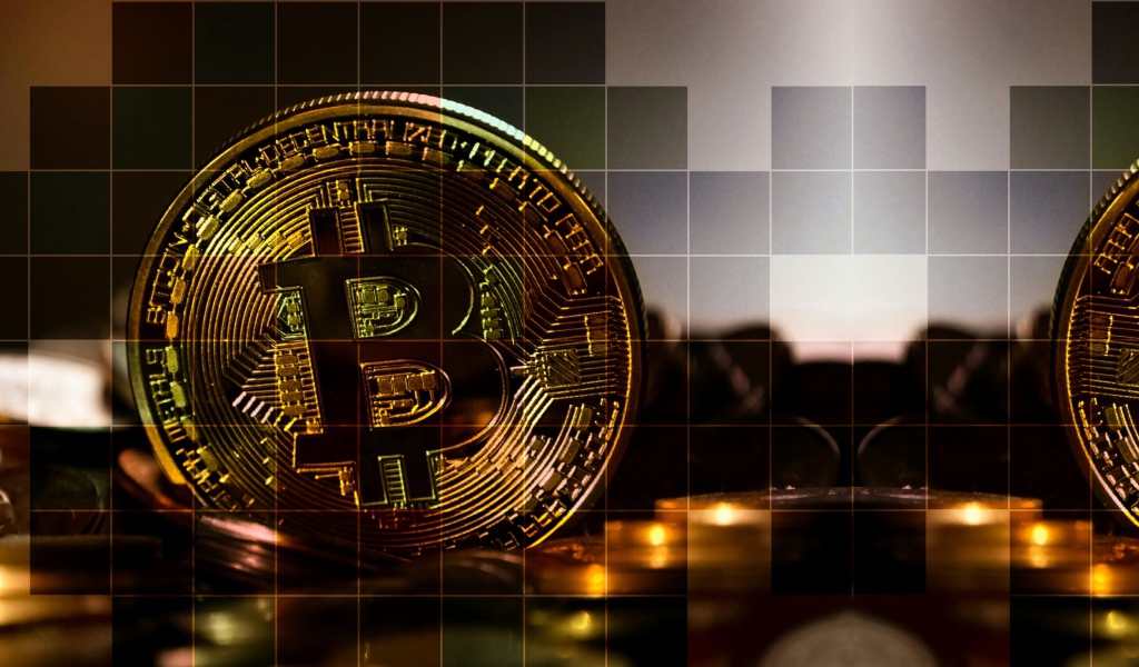 Монеты биткоин на фоне в клетку 