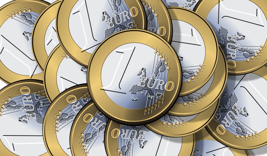 Много монет в один евро крупным планом 