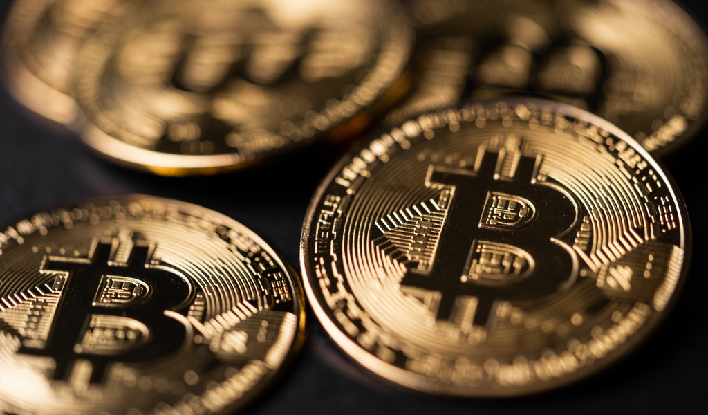 Золотые монеты биткоин крупным планом