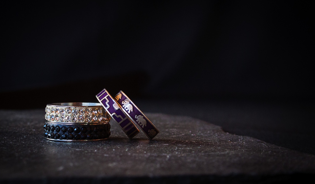 Драгоценные кольца на черном фоне 