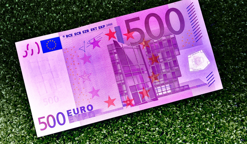Купюра 500 евро на зеленом фоне