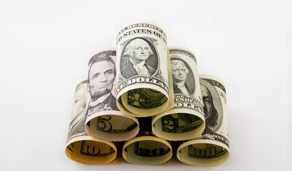 Пирамида из скрученных долларовых купюр 