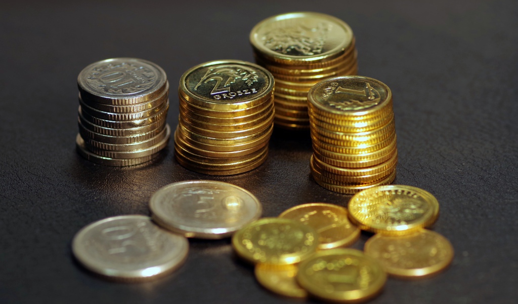 Монеты разным номиналом на столе 