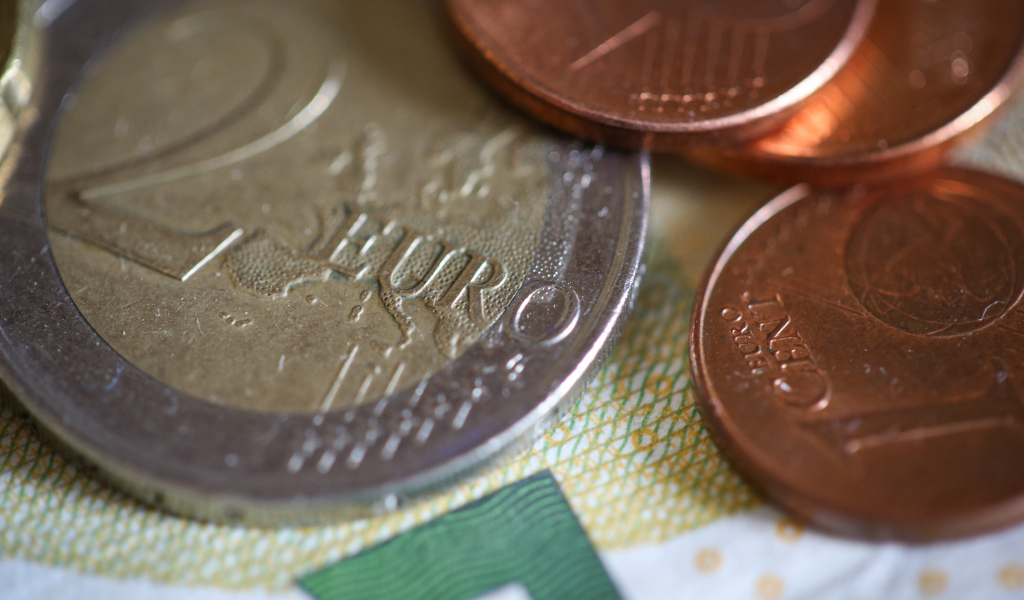 Монеты один и два евро на столе 