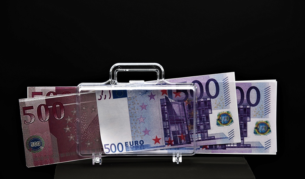 Купюры евро с держателем на черном фоне