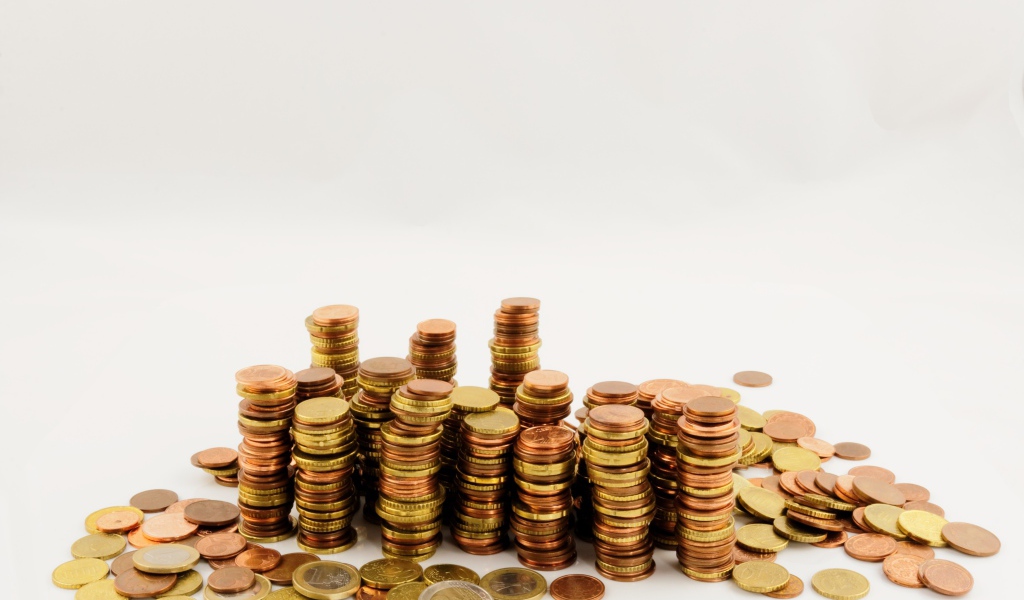 Много монет евро на белом фоне 