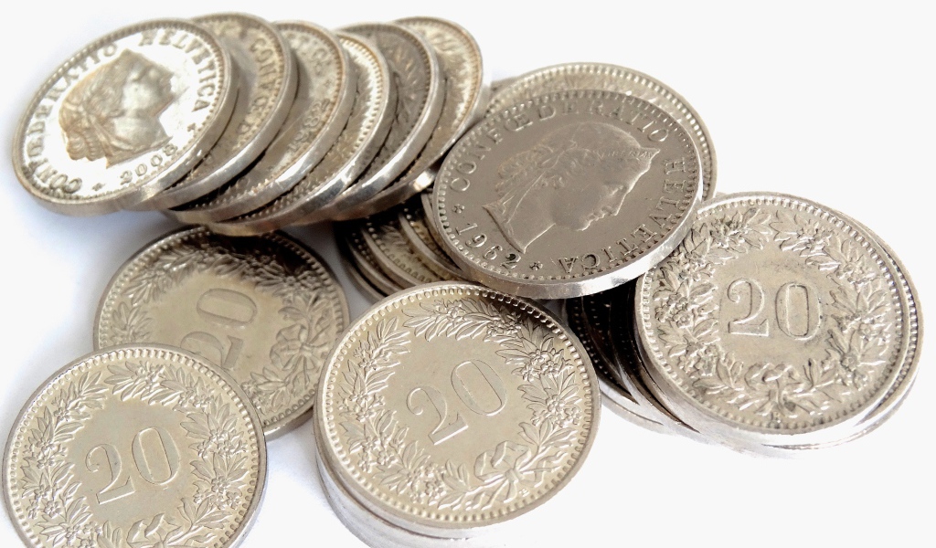 Много монет на белом фоне