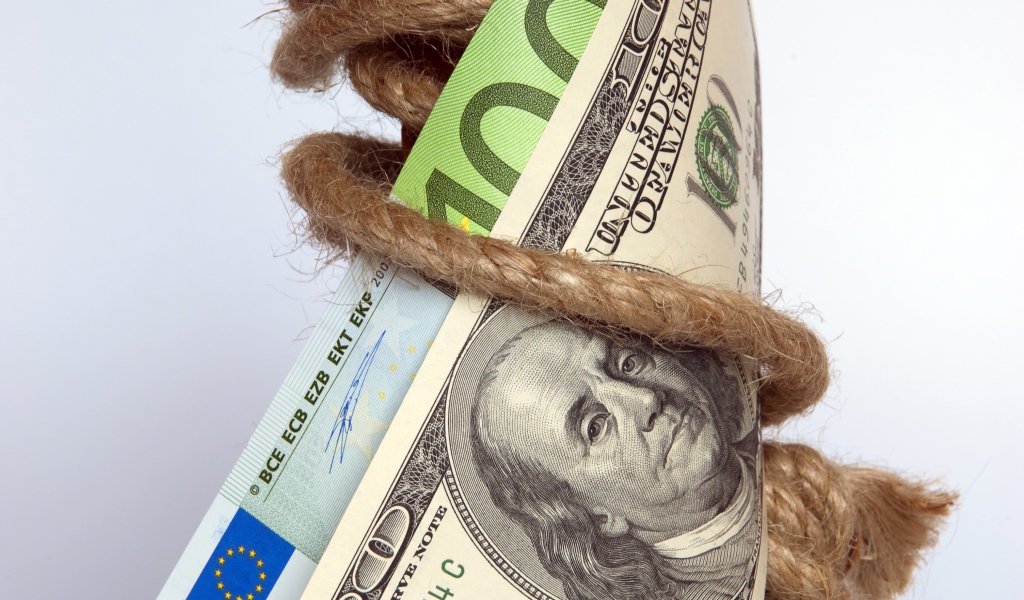 Бумажные купюры обмотаны веревкой 