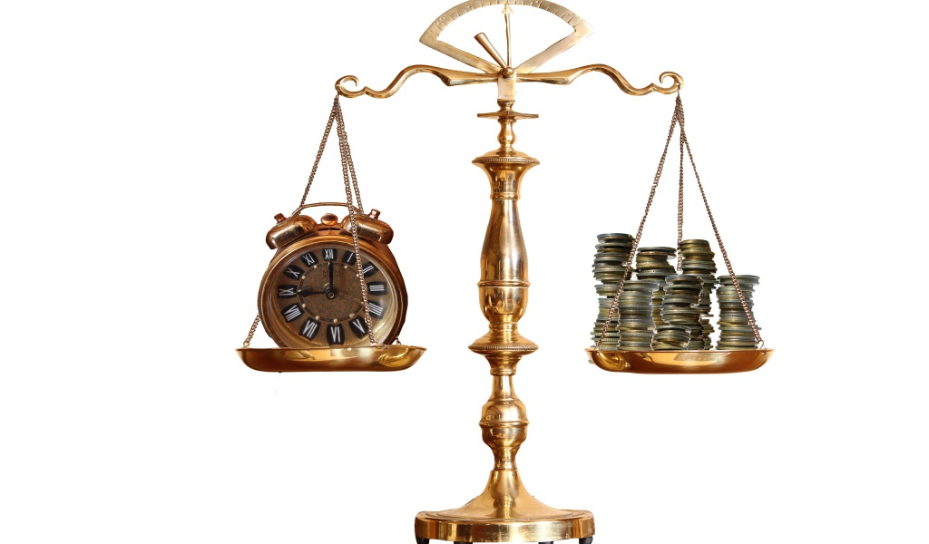 Весы с монетами и часами на белом фоне