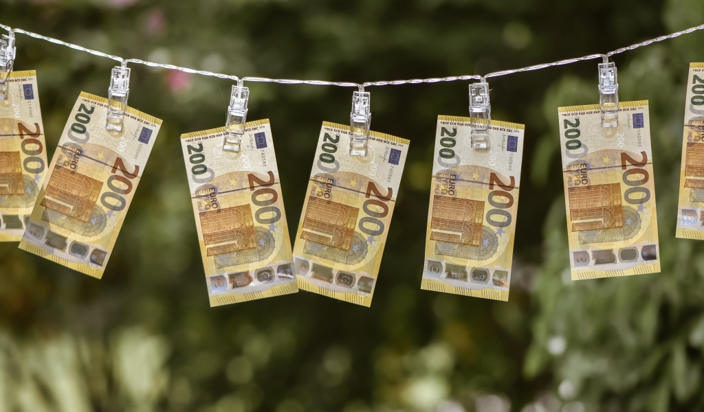Банкноты по двести евро сохнут на веревке 