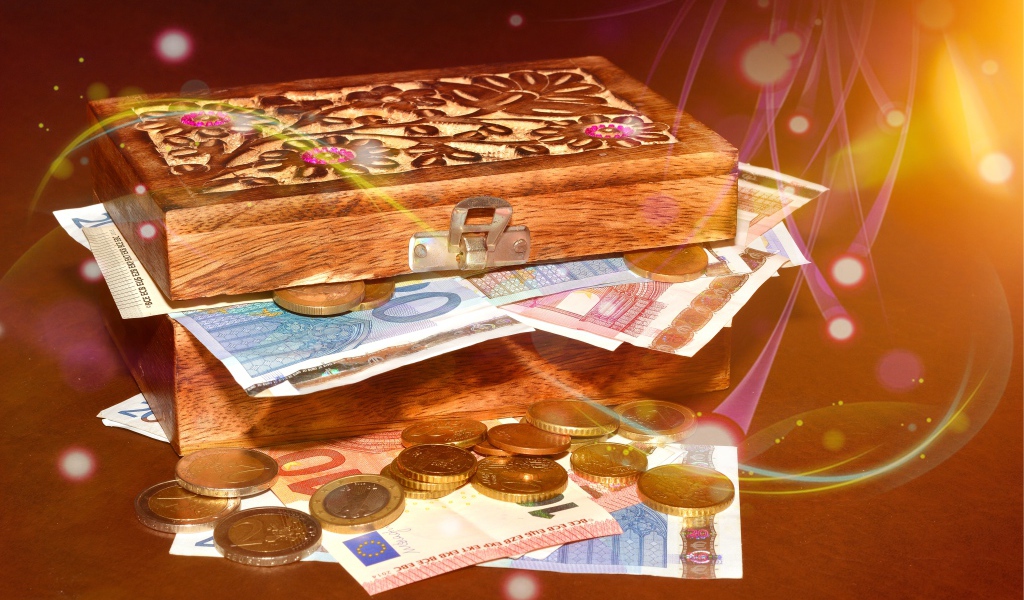 Деревянный сундук с деньгами и монетами