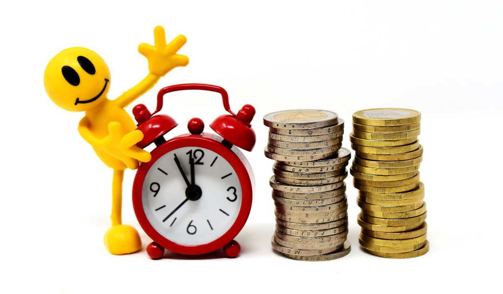 Желтый человечек с будильником и монетами 