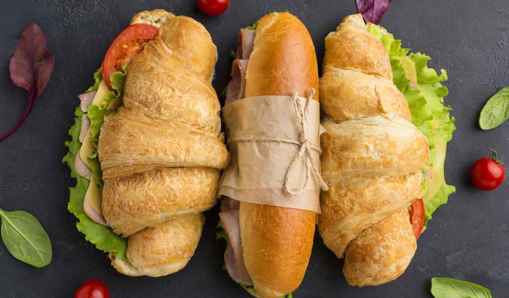 Аппетитные бутерброды на сером столе 