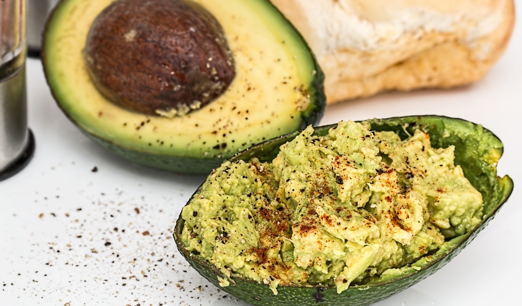 Салат в кожуре авокадо на столе 