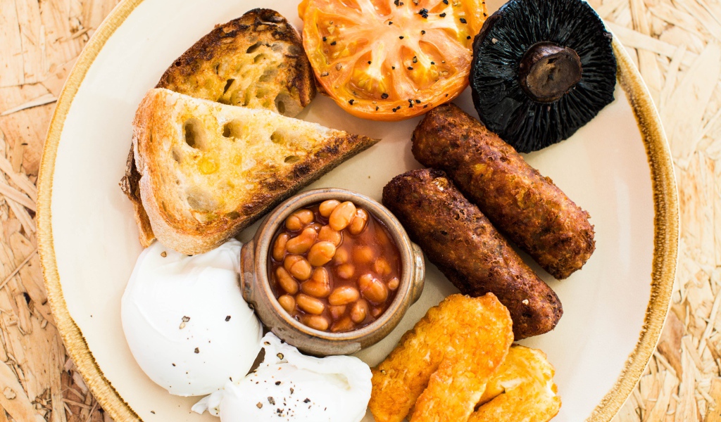 Запеченные овощи на тарелке с фасолью и гренками 