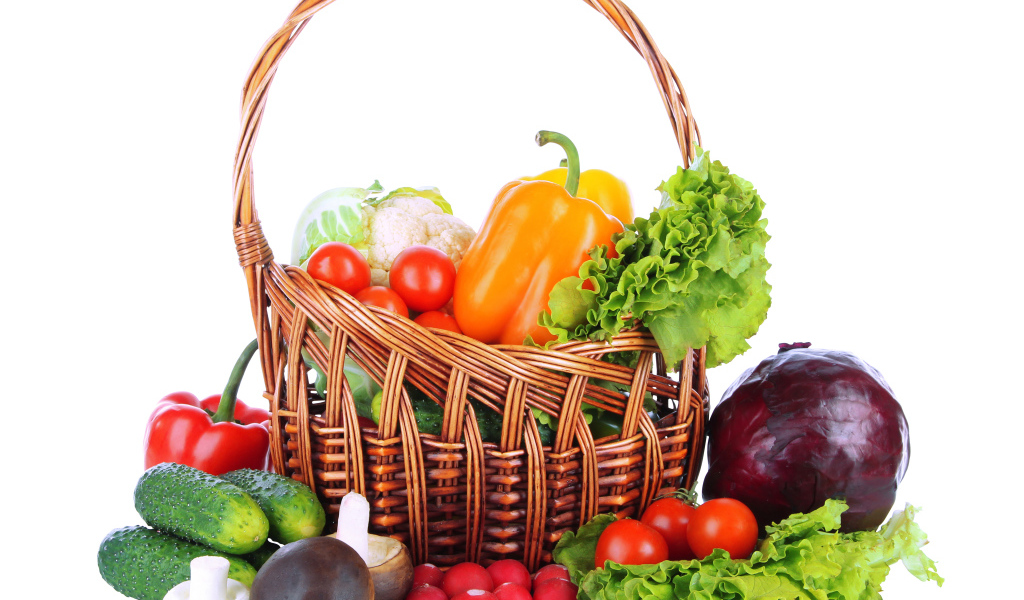 Корзина свежих овощей на белом фоне