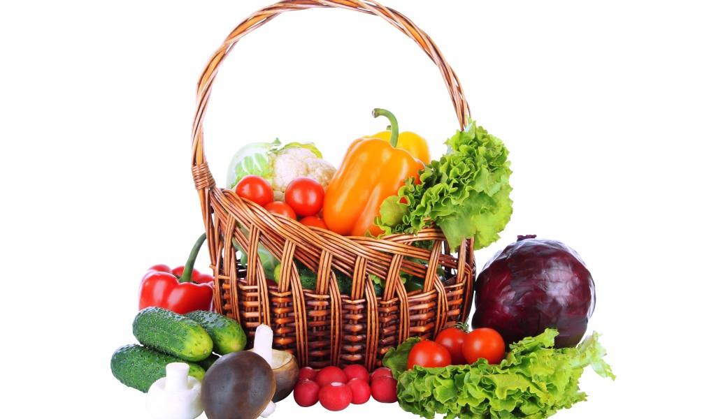 Корзина с овощами на белом фоне