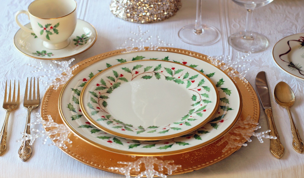 Красивая посуда и столовые приборы на столе 