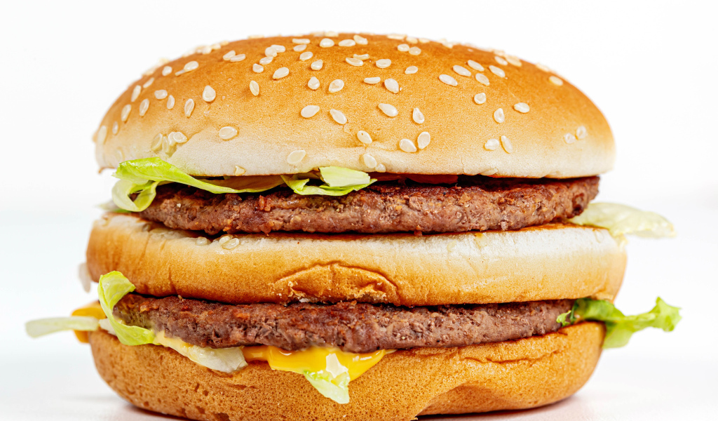 Большой аппетитный гамбургер на белом фоне