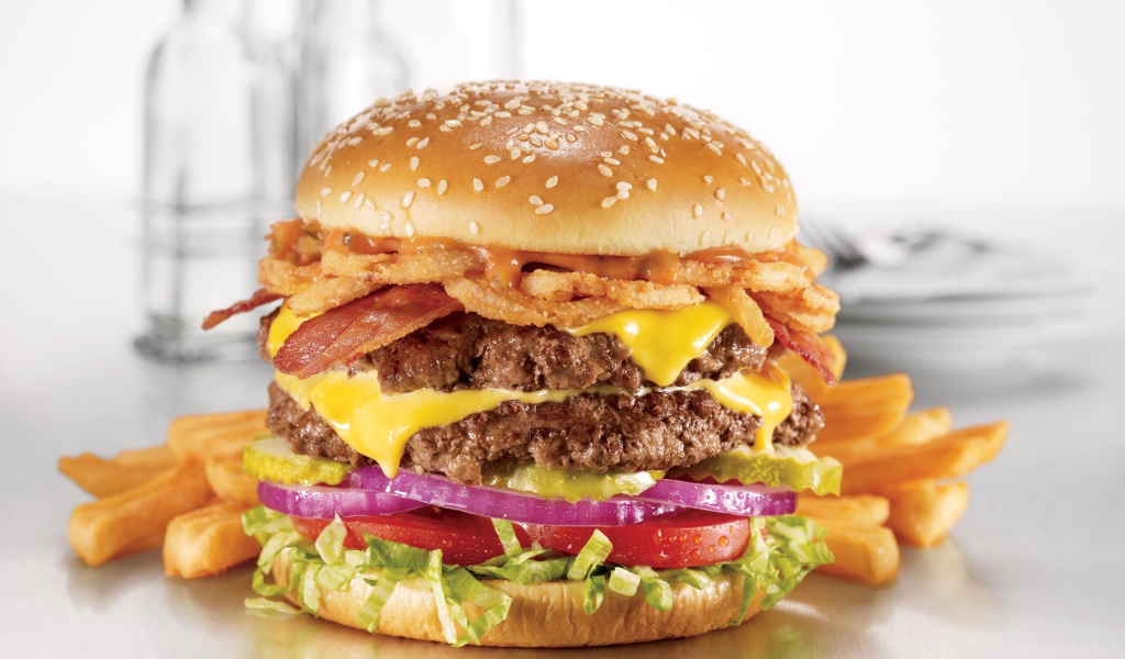 Большой вкусный гамбургер с котлетами на столе