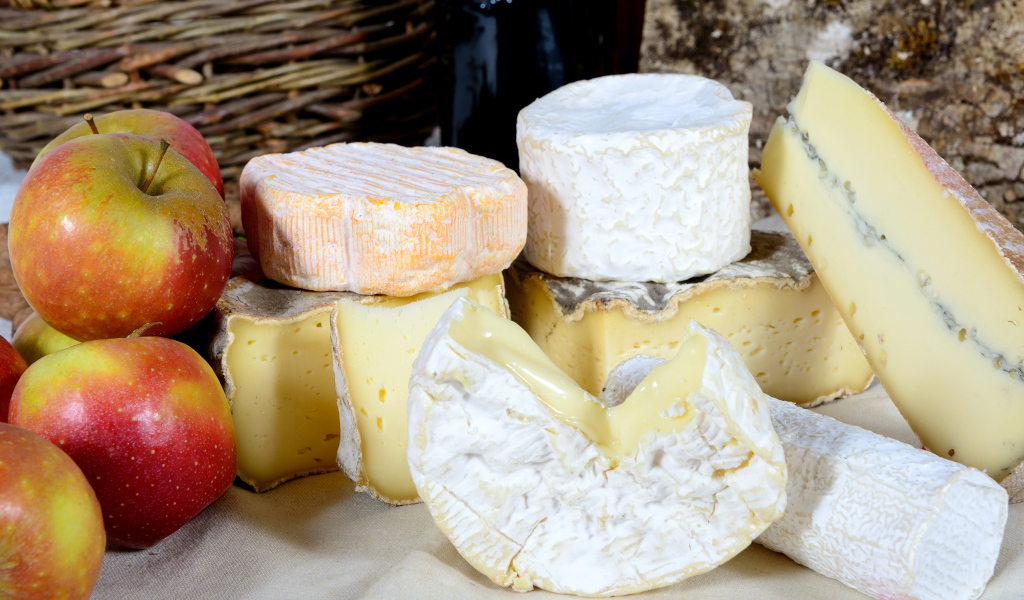 Сыр с плесенью на столе с яблоками