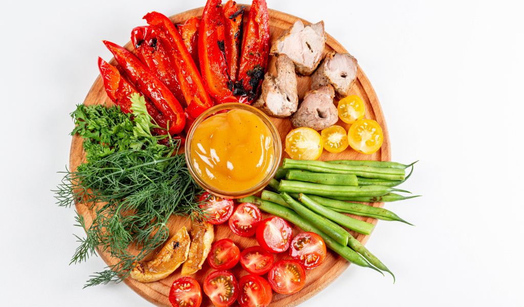 Доска с овощами, зеленью и мясом