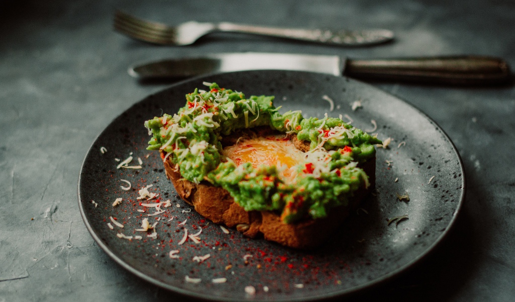 Хлеб с яйцом и соусом песто 