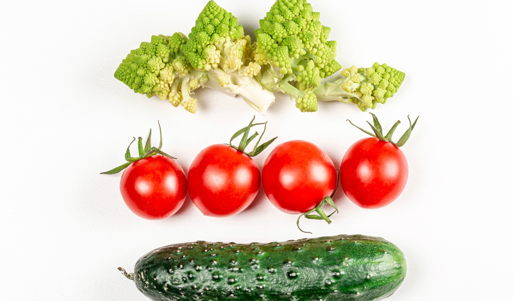 Капуста, помидоры и огурец на белом фоне