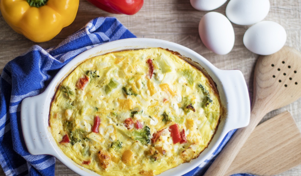 Запеканка на столе с перцем и яйцами 