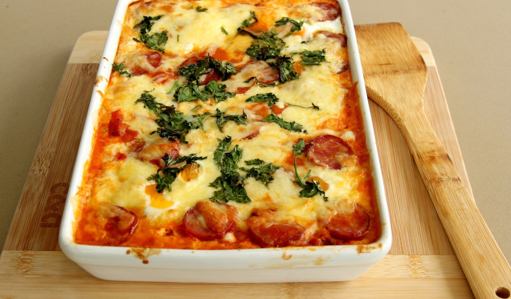 Запеканка с колбасой и сыром на столе