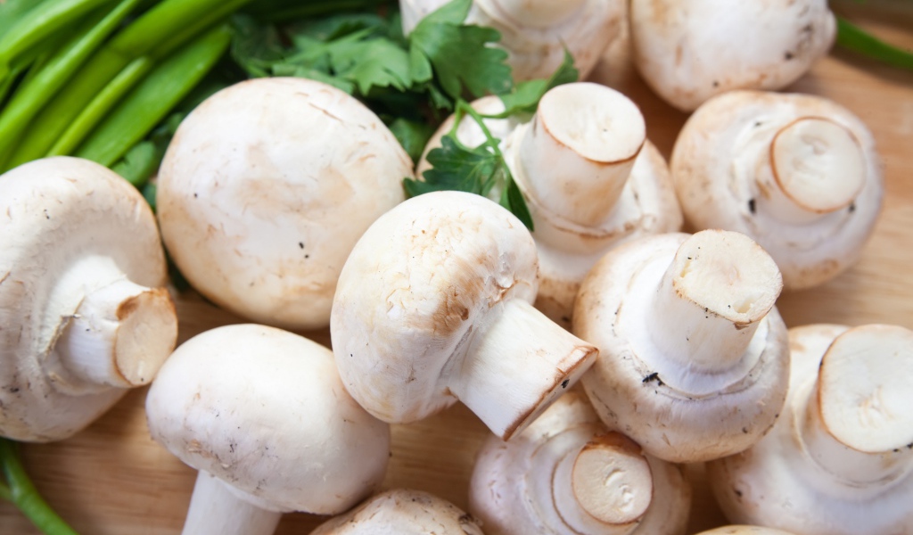 Шампиньоны крупным планом на столе 