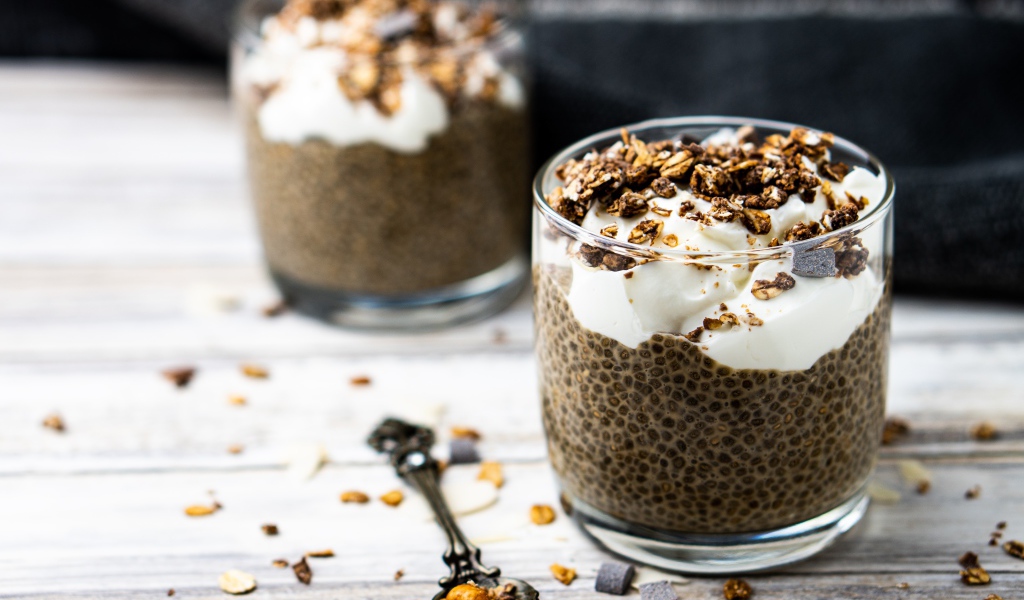 Семечки чиа в стакане с йогуртом 