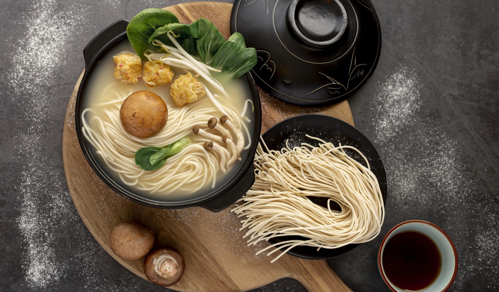 Китайская лапша с грибами и зеленью 