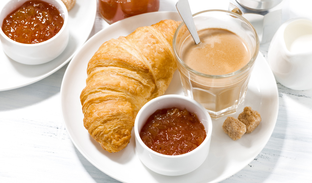 Какао на тарелке с джемом и круассаном
