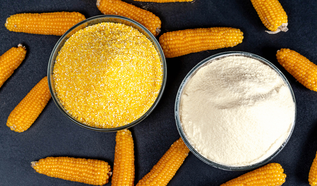 Кукурузные кочаны на столе с кашей и мукой