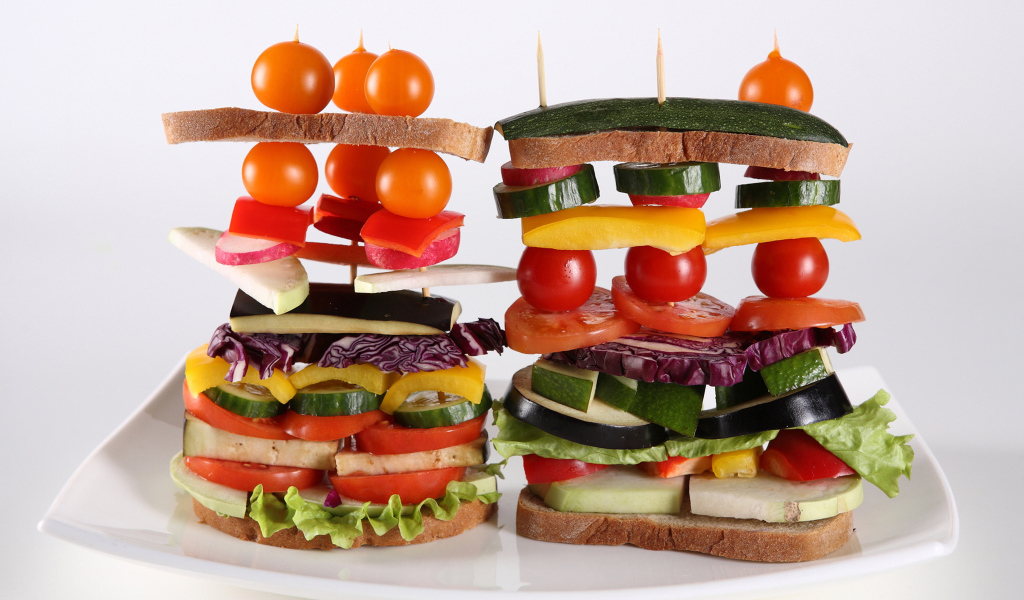 Креативный бутерброд на белой тарелке 