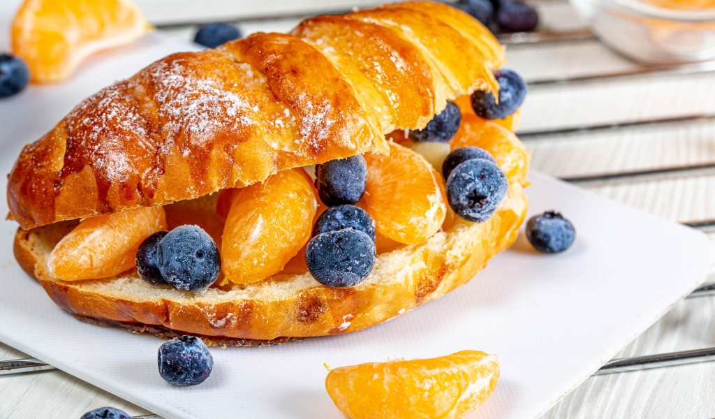 Круассан с дольками мандарина и черникой 